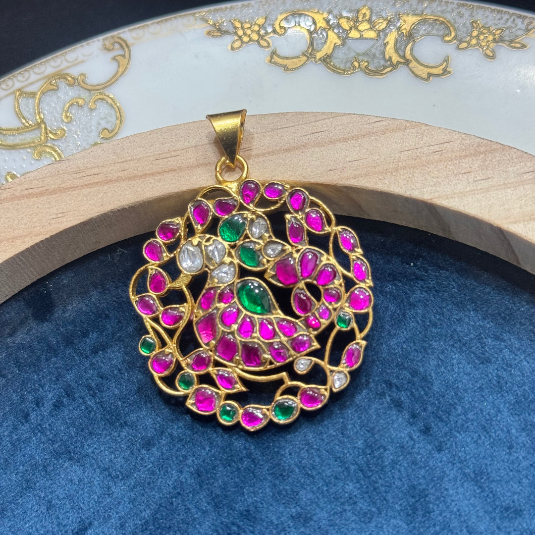 Dulhan Maang Tikka,
Jadau Kundan pendant by Kanshi Jewels