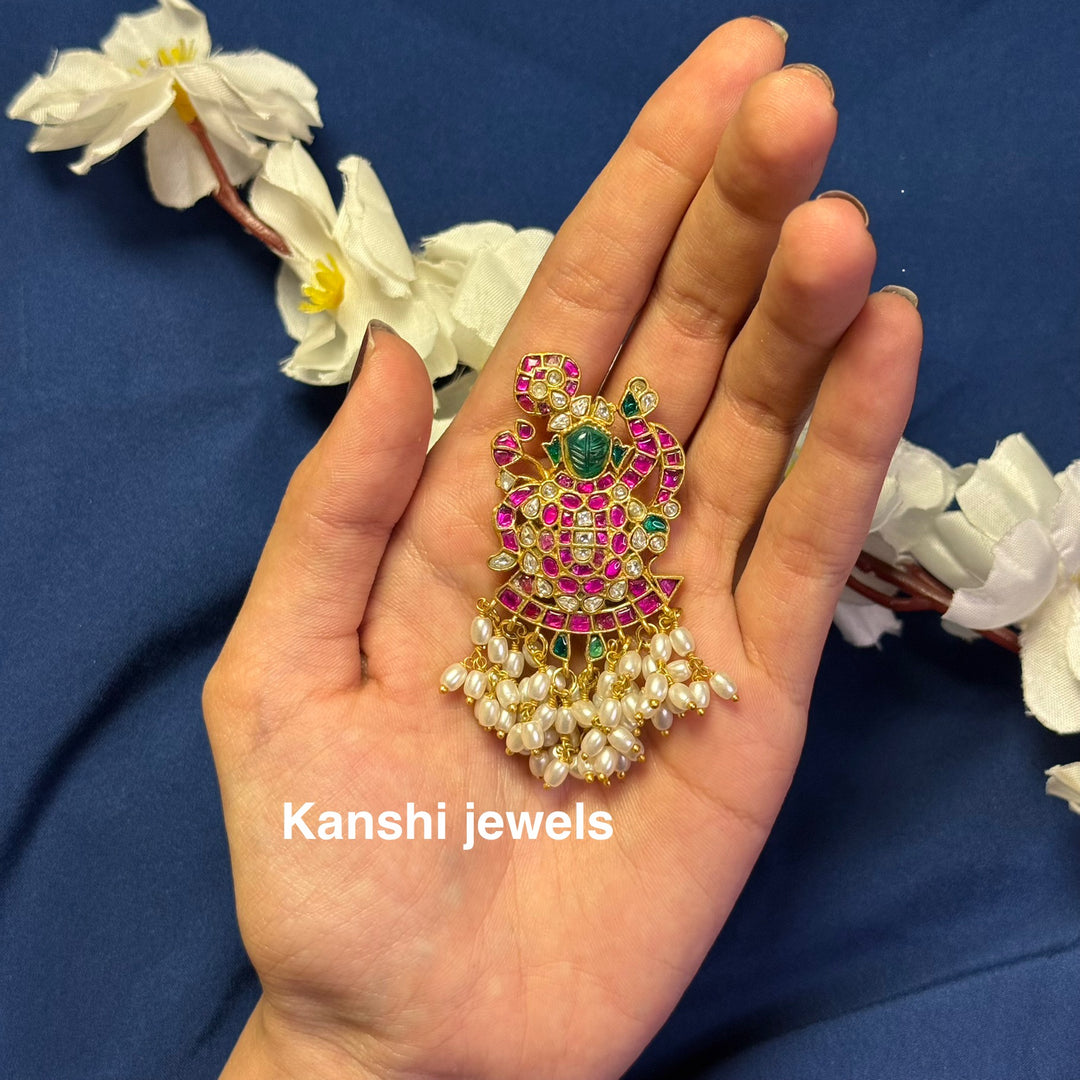 Dulhan Maang Tikka,
Jadau Kundan pendant by Kanshi Jewels