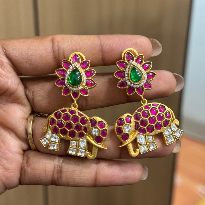 Jadau Kundan earrings by Kanshi Jewels,
Dulhan Kundan earrings,
Traditional Jadau earrings design,
Handcrafted Kundan earrings set,
Gold Jadau earrings for wedding,
Jadau Kundan earrings,
Kundan jhumka earrings,
