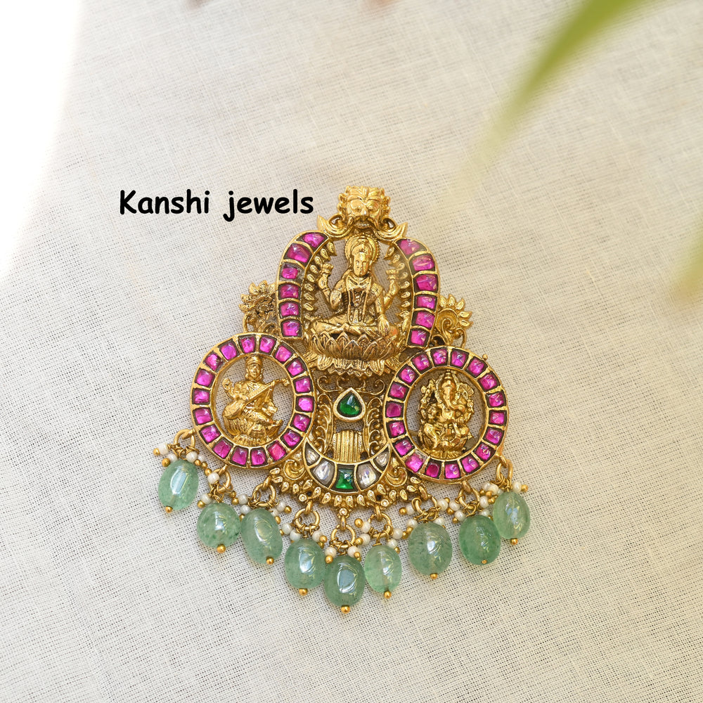 Dulhan Maang Tikka,
Jadau Kundan pendant by Kanshi Jewels