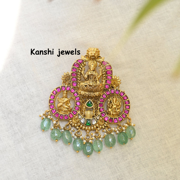 Dulhan Maang Tikka,
Jadau Kundan pendant by Kanshi Jewels