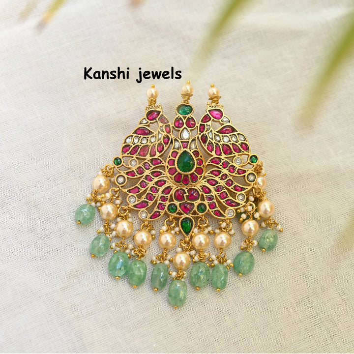 Dulhan Maang Tikka,
Jadau Kundan pendant by Kanshi Jewels