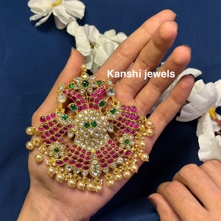 Dulhan Maang Tikka,
Jadau Kundan pendant by Kanshi Jewels