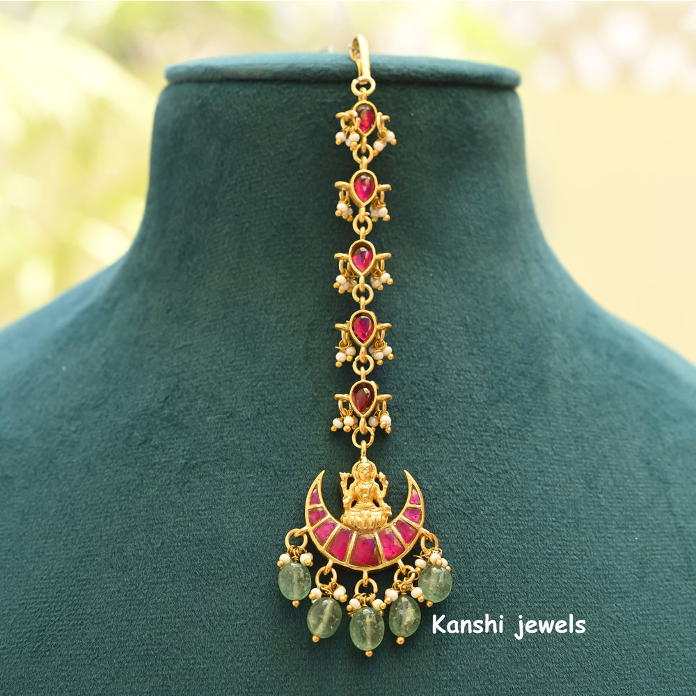 Dulhan Maang Tikka,
Jadau Kundan pendant by Kanshi Jewels