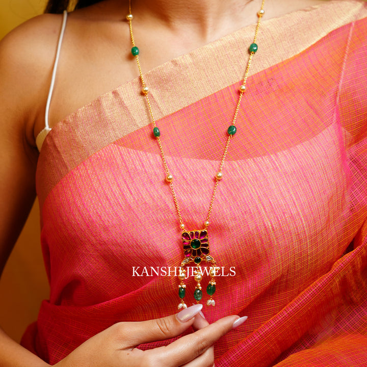 Elegant minimal gold chain with pendant
