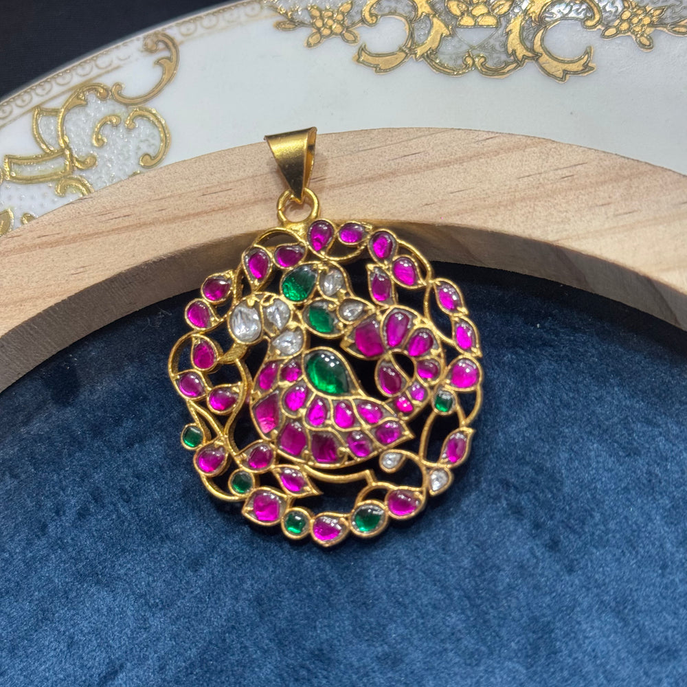 Dulhan Maang Tikka,
Jadau Kundan pendant by Kanshi Jewels