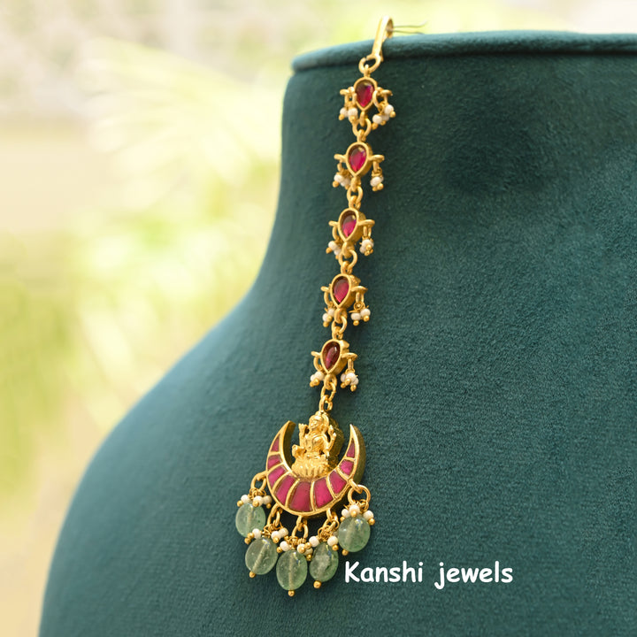 Dulhan Maang Tikka,
Jadau Kundan pendant by Kanshi Jewels