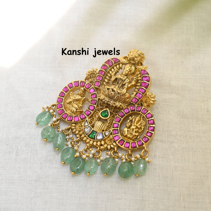 Dulhan Maang Tikka,
Jadau Kundan pendant by Kanshi Jewels