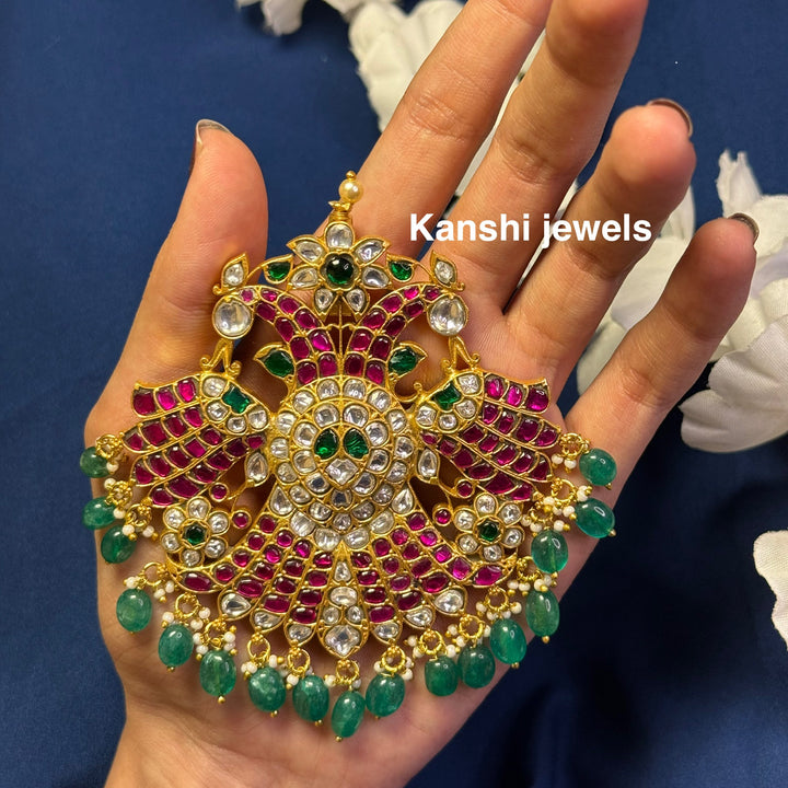 Dulhan Maang Tikka,
Jadau Kundan pendant by Kanshi Jewels