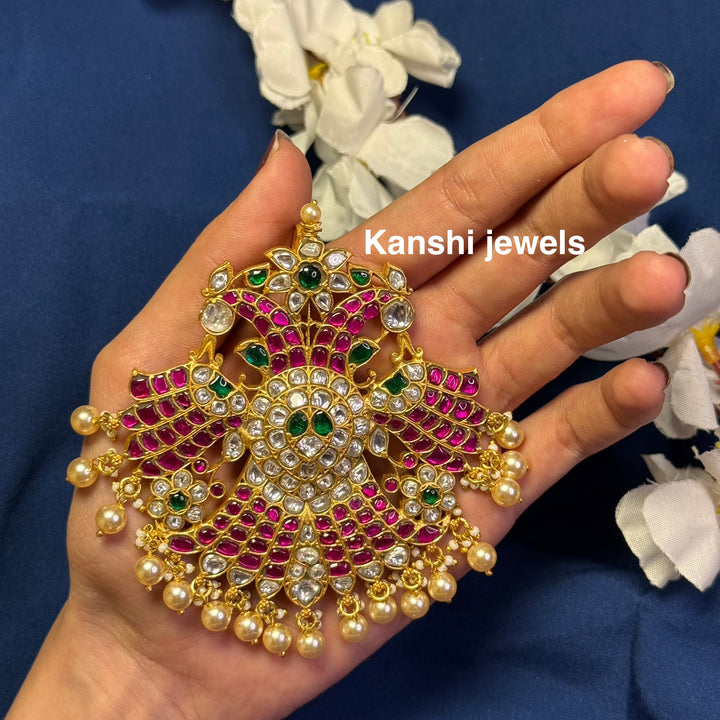 Dulhan Maang Tikka,
Jadau Kundan pendant by Kanshi Jewels