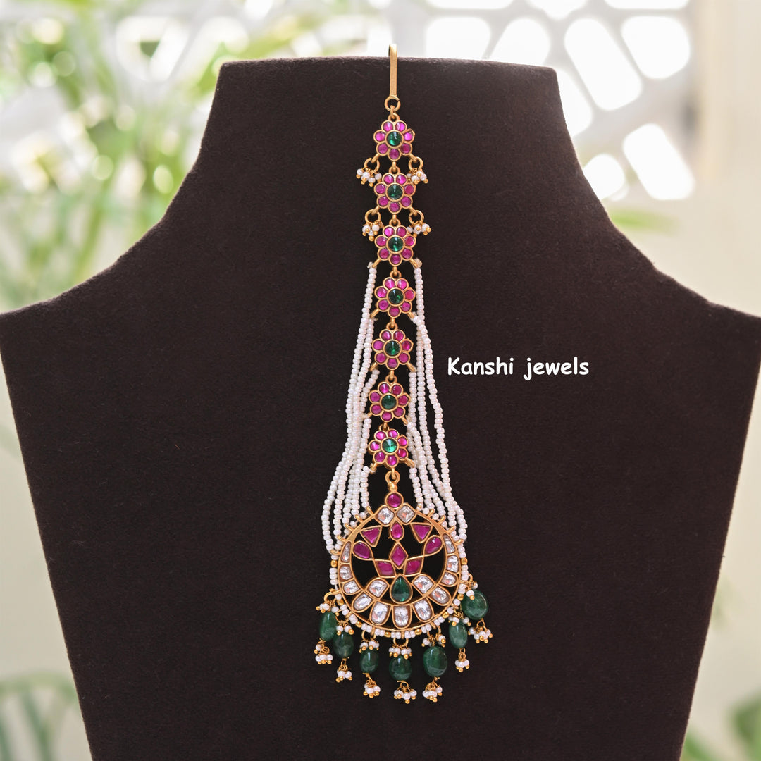 Dulhan Maang Tikka,
Jadau Kundan pendant by Kanshi Jewels,
Traditional Kundan pendant,
Dulhan Jadau pendant design,
Handcrafted Kundan jewellery pendant,
Gold Jadau Kundan locket,
Kundan pendant with pearls,
Wedding Jadau Kundan pendant,