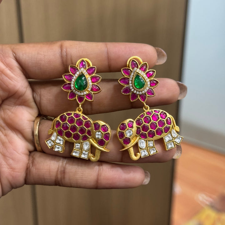 Jadau Kundan earrings by Kanshi Jewels,
Dulhan Kundan earrings,
Traditional Jadau earrings design,
Handcrafted Kundan earrings set,
Gold Jadau earrings for wedding,
Jadau Kundan earrings,
Kundan jhumka earrings,
