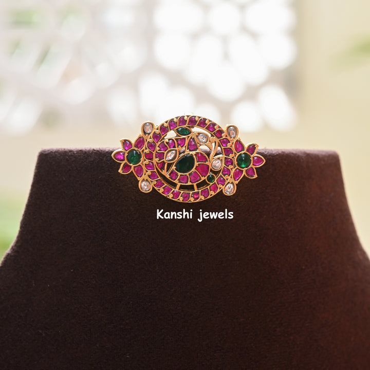Dulhan Maang Tikka,
Jadau Kundan pendant by Kanshi Jewels