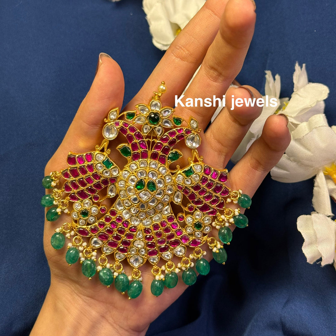 Dulhan Maang Tikka,
Jadau Kundan pendant by Kanshi Jewels