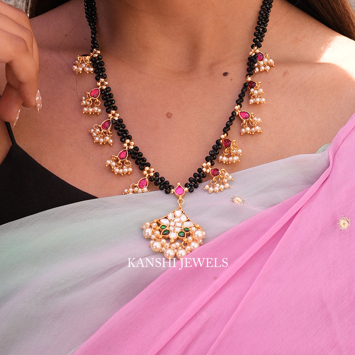Mossanite jadau motives black beads necklace